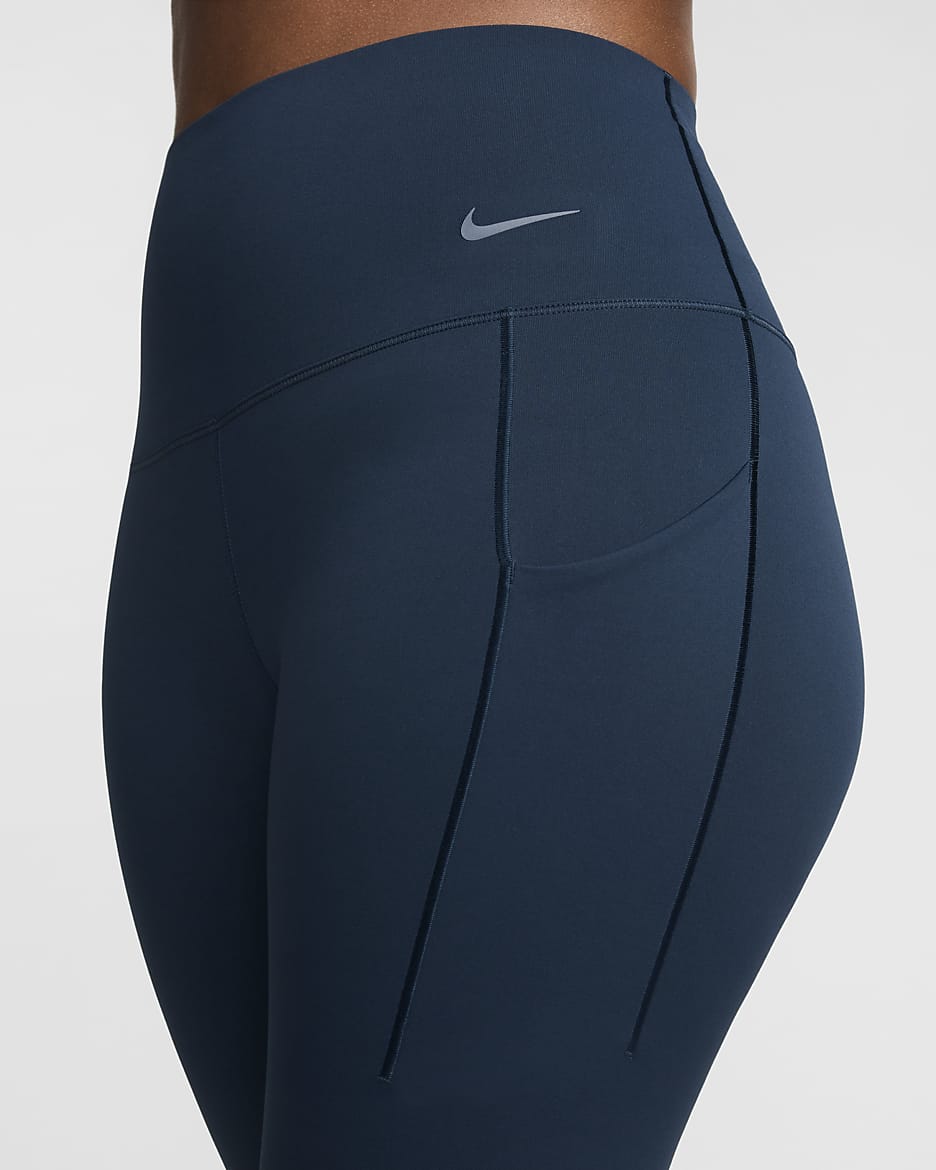 Shorts de ciclismo con bolsillos de 20 cm de tiro alto y media sujeción para mujer Nike Universa - Azul marino militar/Negro