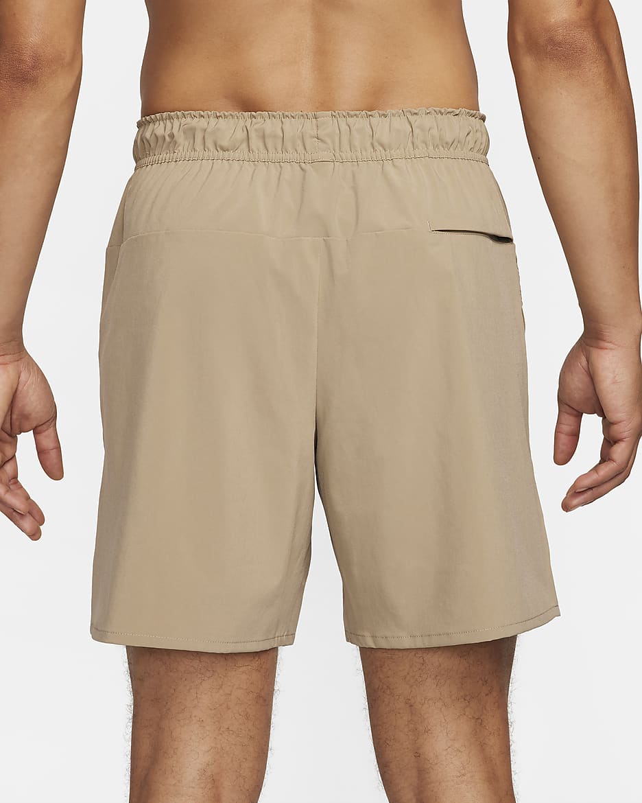 Nike Unlimited Dri-FIT 18 cm-es, bélés nélküli, sokoldalú férfi rövidnadrág - Khaki/Fekete/Khaki