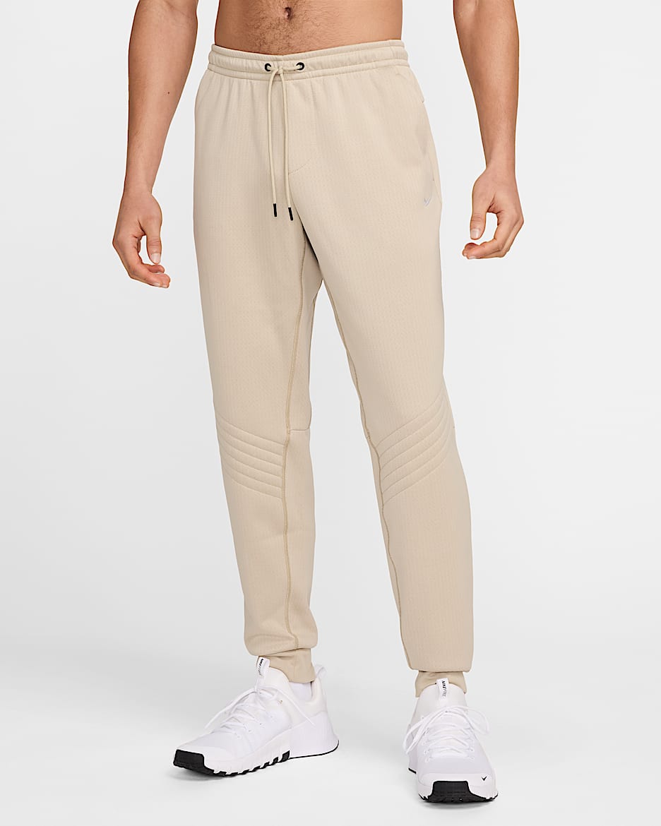 Pantalon de jogging de fitness déperlant pour l'hiver Therma-FIT Nike Therma Sphere pour homme - Desert Khaki/Noir/Noir