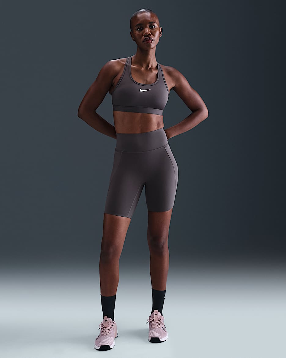 Shorts de ciclismo con bolsillos de 20 cm de tiro alto y media sujeción para mujer Nike Universa - Gris trueno/Gris trueno/Sombra oscuro