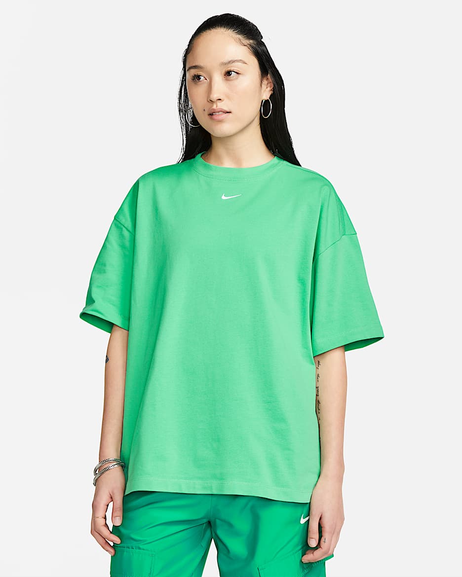Nike Sportswear Essential 女款加大尺寸短袖 T 恤 - Spring Green/白色