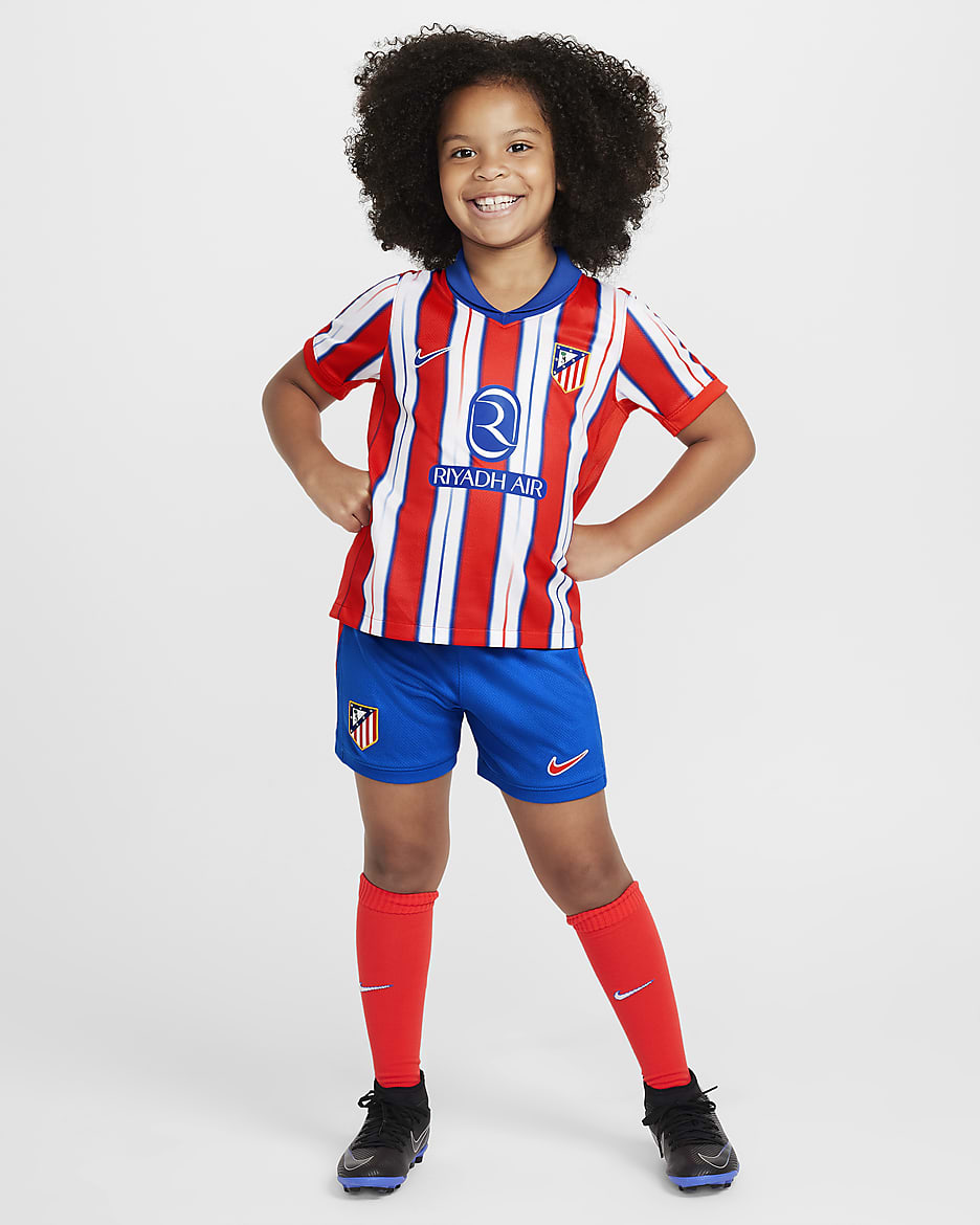 Primera equipación Stadium Atlético de Madrid 2024/25 Equipación de fútbol de tres piezas Replica Nike - Niño/a pequeño/a - Hyper Royal/Carmesí claro/Blanco