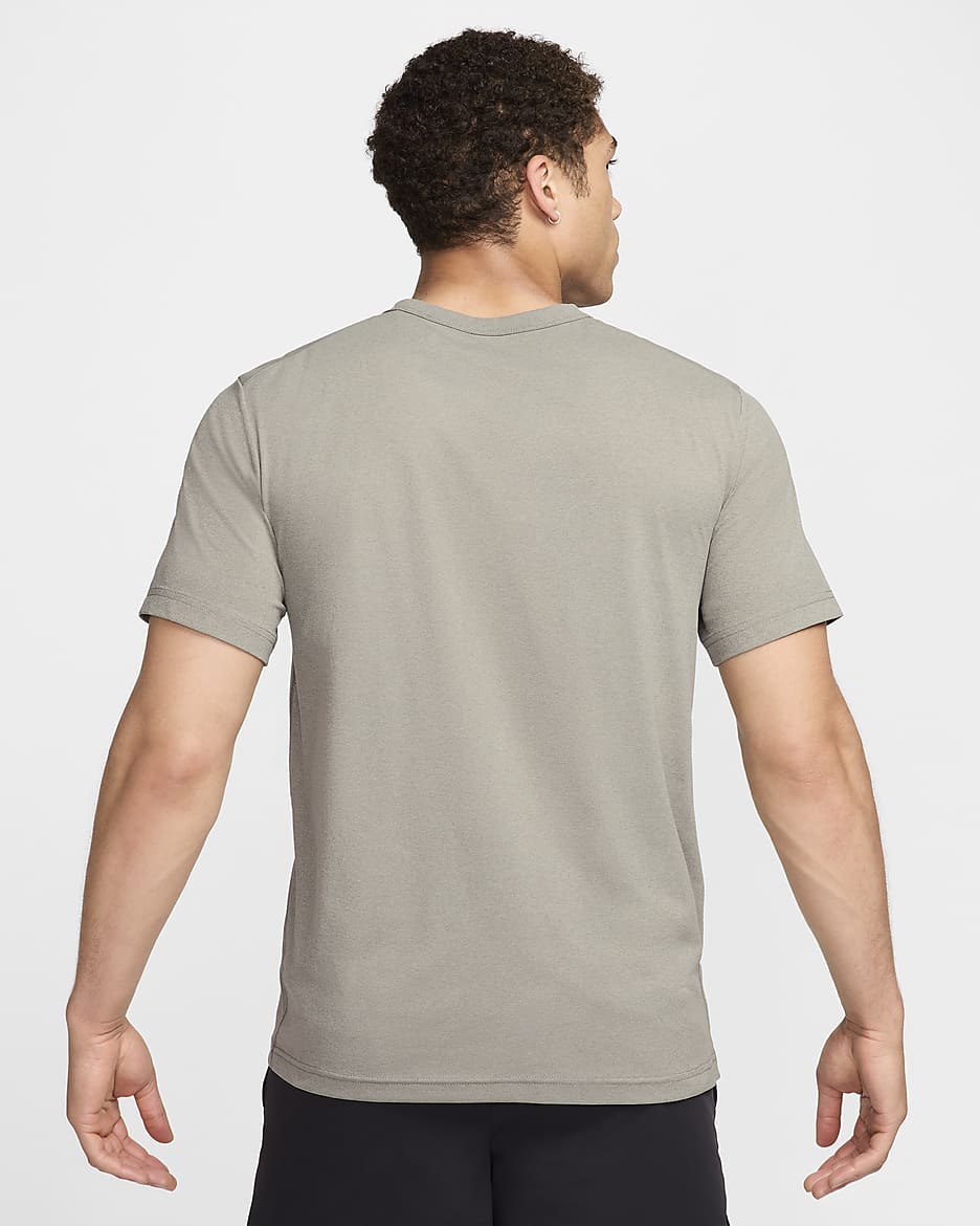 Camisola versátil de manga curta Dri-FIT UV Nike Hyverse para homem - Dark Stucco/Preto