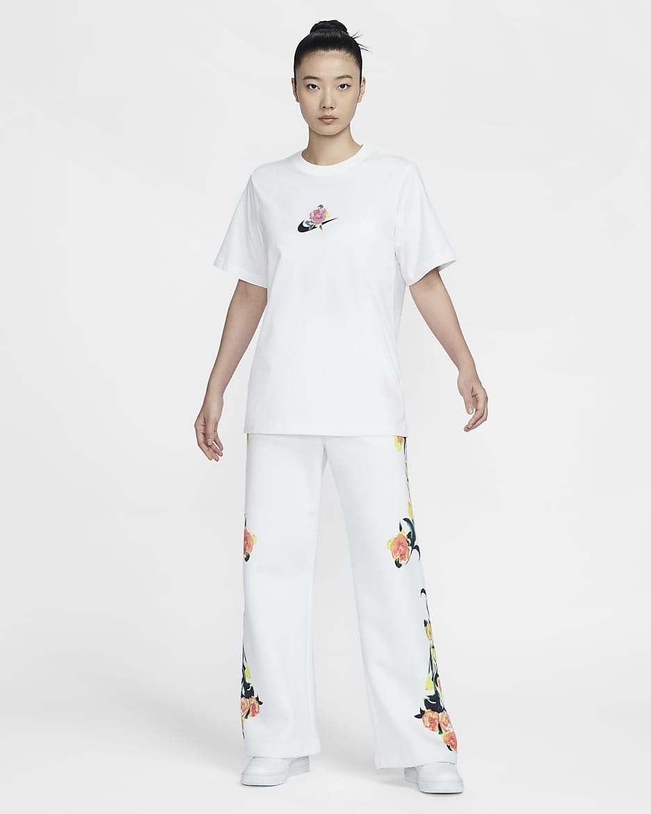 เสื้อยืดกราฟิกแขนสั้น Nike Sportswear Women's Artist Collection - Sail