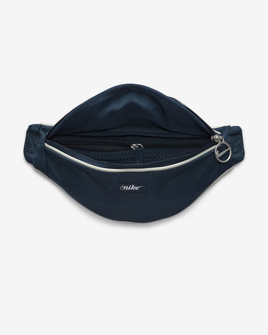 Sac banane rétro Nike Heritage (petite taille, 1 L) - Armory Navy/Sea Glass/Blanc