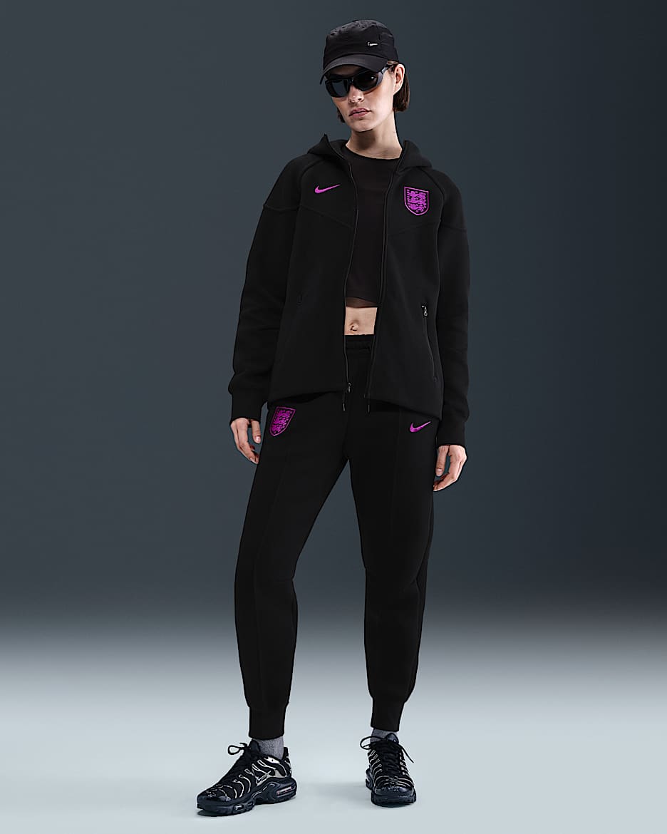 Engeland Tech Nike voetbaljoggingbroek van fleece met halfhoge taille voor dames - Zwart/Vivid Purple