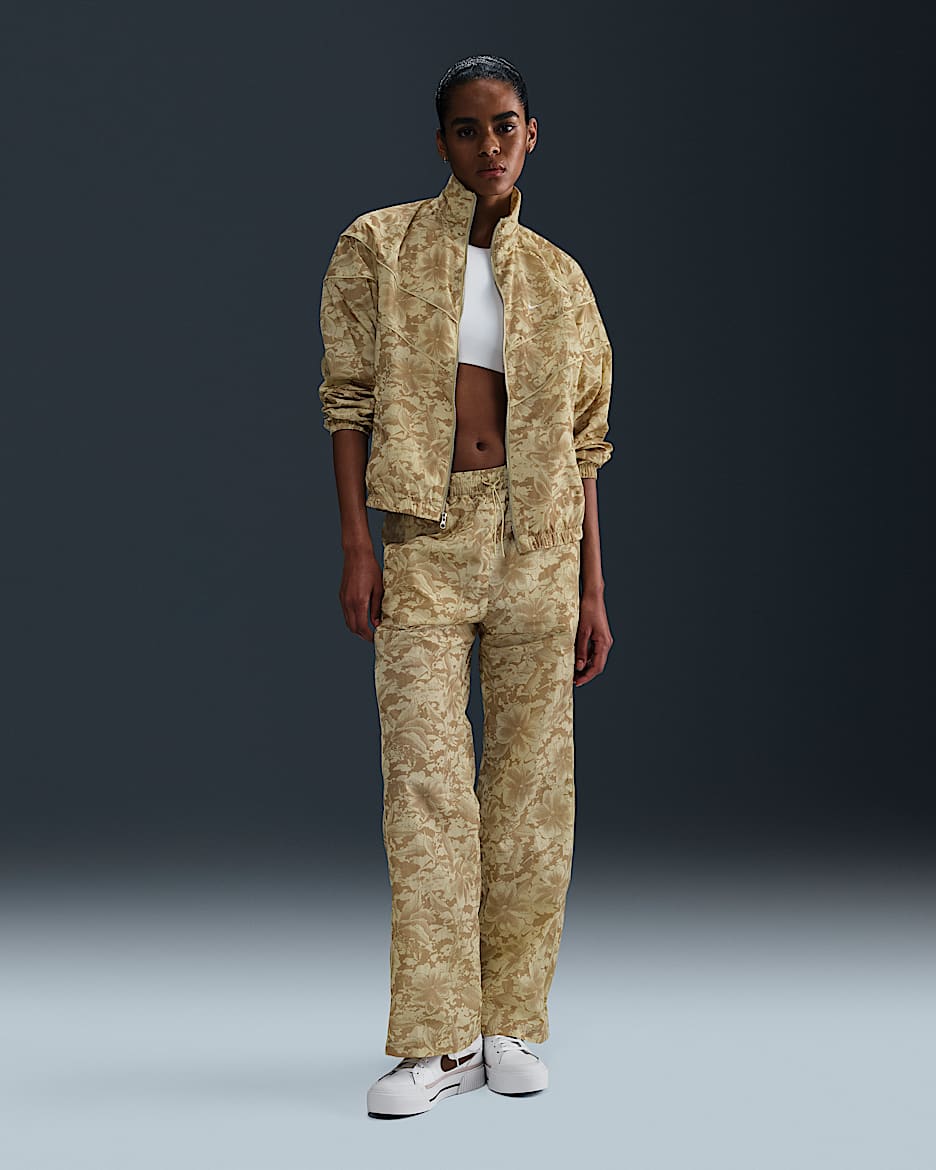 Pants de tejido Woven estampados de tiro medio con protección contra los rayos UV para mujer Nike Sportswear Windrunner - Oro team