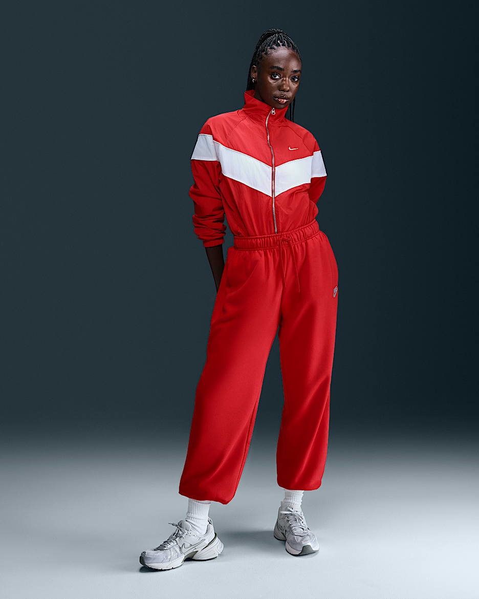 Pants de entrenamiento oversized de tiro medio para mujer Nike Sportswear Club Fleece - Rojo universitario/Blanco