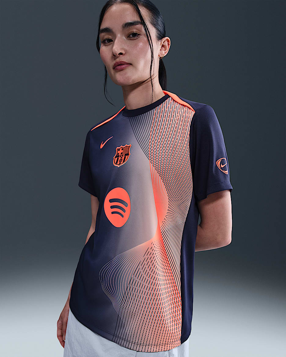 FC バルセロナ アカデミー プロ サード ウィメンズ ナイキ Dri-FIT トータル 90 サッカー プレマッチ トップ - ミッドナイトネイビー/ブライトマンゴー