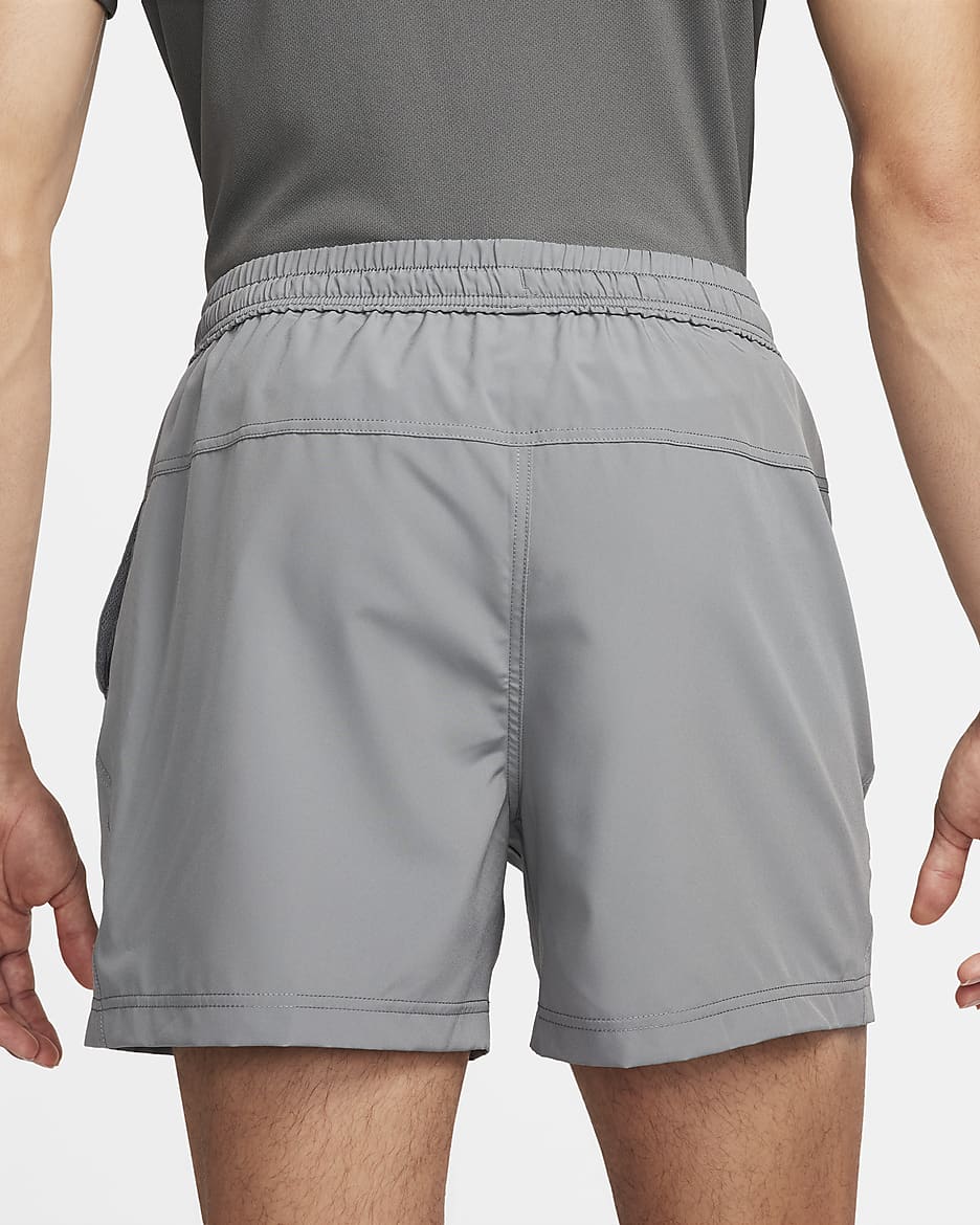 Shorts versátiles Dri-FIT de 13 cm sin forro para hombre Nike Form - Gris humo/Negro