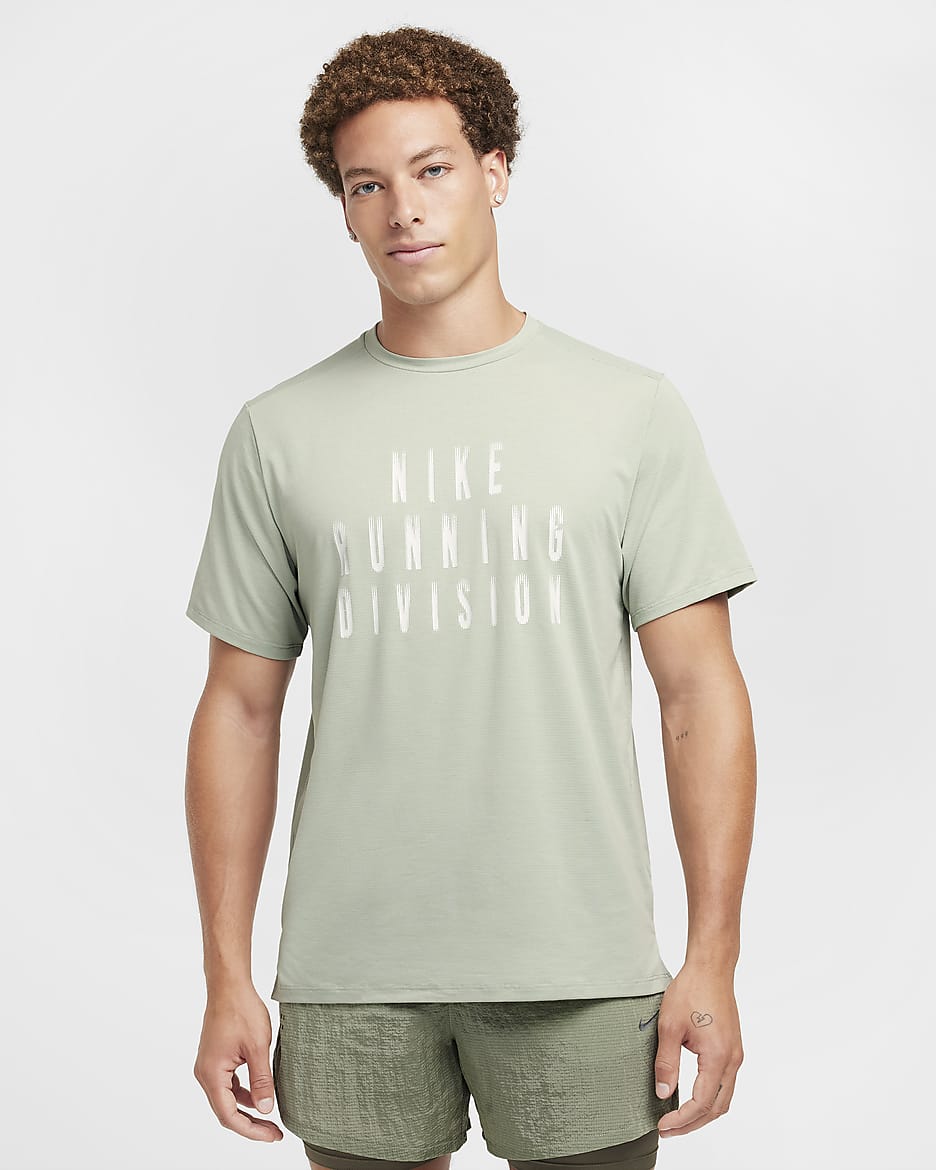 Playera de correr de manga corta Dri-FIT para hombre Nike Rise 365 Running Division - Horizonte jade/Polvo fotón