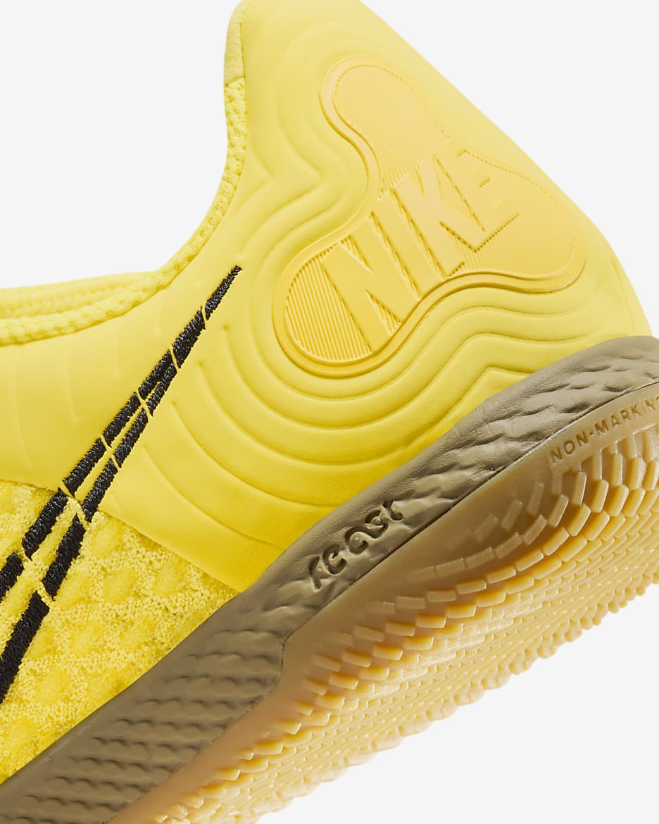 Tacos de fútbol low para cancha cubierta Nike React Gato - Amarillo opti/Marrón claro goma/Negro