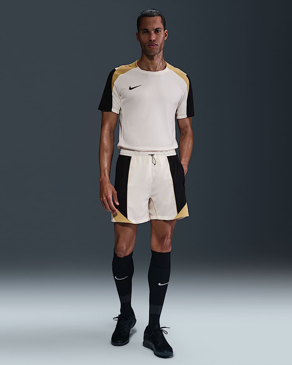 Shorts de fútbol Dri-FIT de 13 cm para hombre Nike Strike+ - Marfil pálido/Negro/Oro jersey/Negro