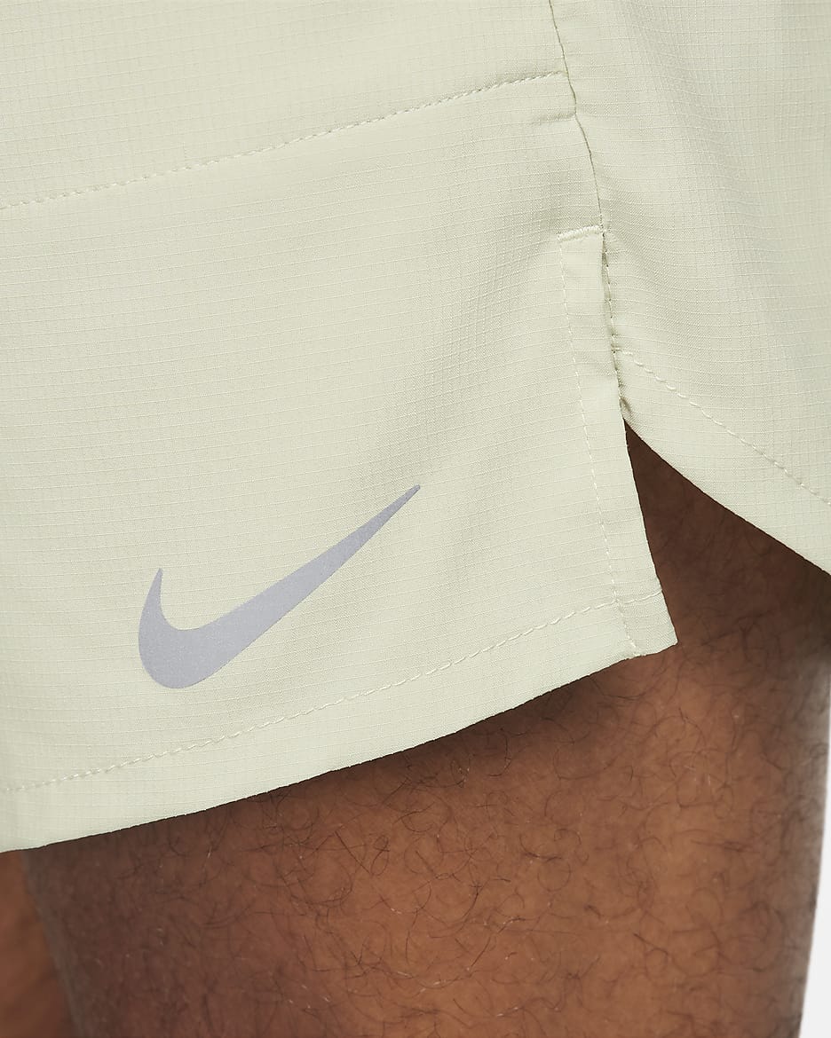 Shorts de correr Dri-FIT de 18 cm con forro de ropa interior para hombre Nike Stride - Aura oliva/Estuco oscuro