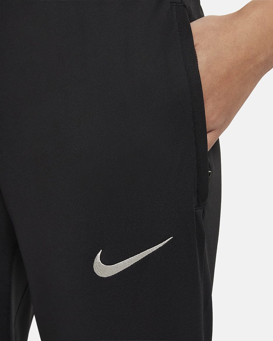 Pantaloni da calcio in maglia Nike Dri-FIT Liverpool FC Strike – Ragazzo/a - Nero/Gym Red/Light Orewood Brown