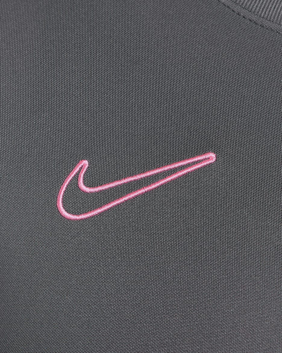 Nike Dri-FIT Academy Kurzarm-Fußballoberteil für Damen - Iron Grey/Schwarz/Sunset Pulse