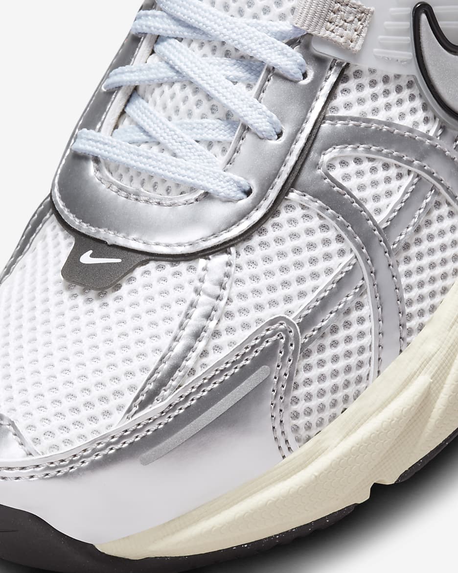 Nike V2K-løbesko - Summit White/Pure Platinum/Light Iron Ore/Metallic Silver