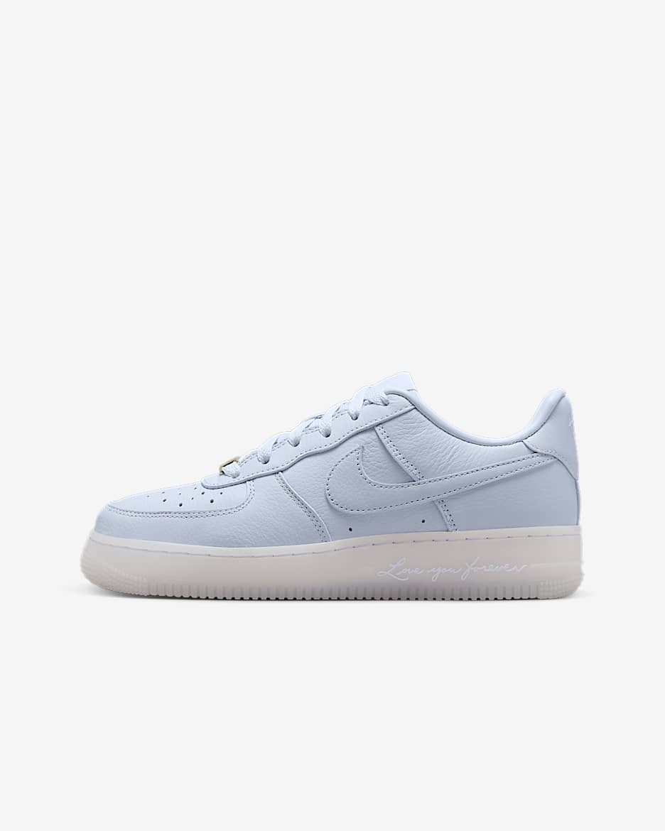 NOCTA Air Force 1 Schuh für ältere Kinder - Palest Purple/Metallic Silver/Cobalt Tint