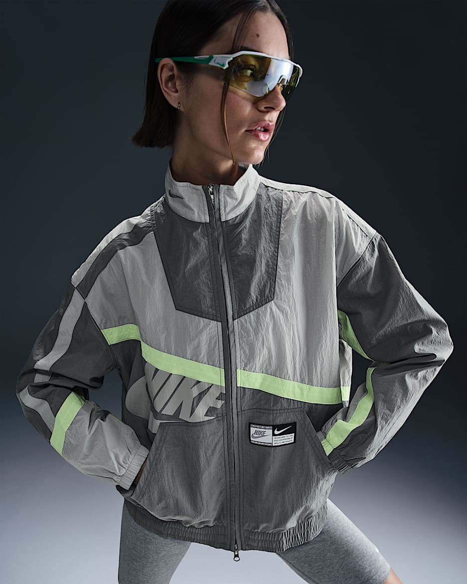 Chamarra de tejido Woven oversized para mujer Nike Sportswear - Gris humo/Gris humo claro/Lima líquida claro/Gris humo claro