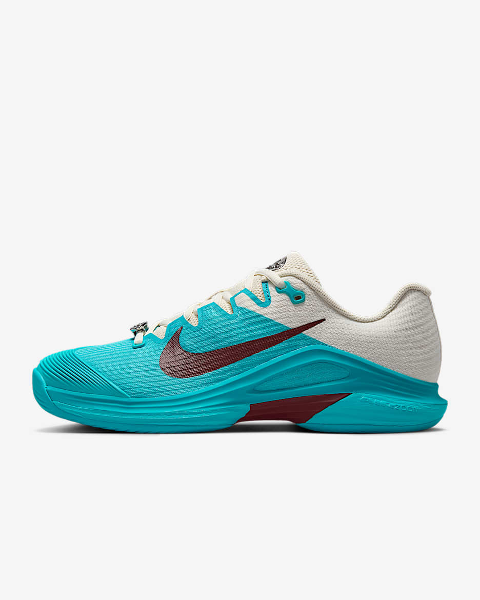 Tenis de tenis para cancha dura para mujer Nike Vapor 12 Premium - Cactus empolvado/Marfil pálido/Plata metalizado/Rojo team oscuro