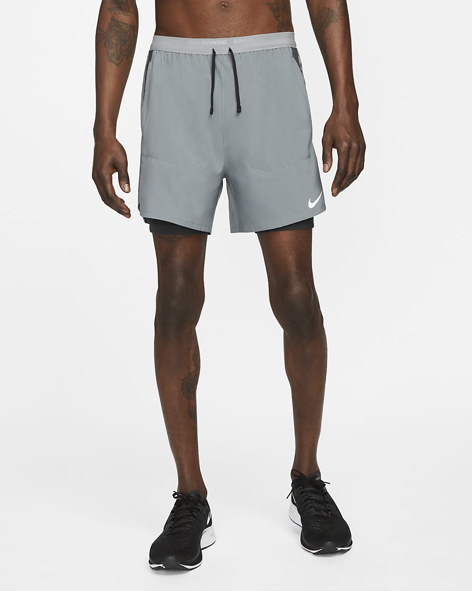 Shorts de running híbridos Dri-FIT de 12.5 cm para hombre Nike Stride - Gris humo/Gris humo oscuro/Negro