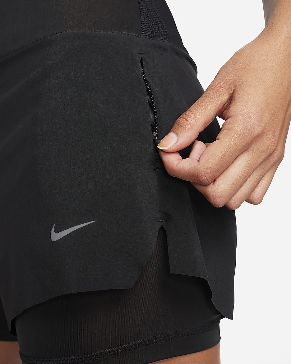 Nike Dri-FIT Swift Pantalons curts 2 en 1 de cintura mitjana i 8 cm amb butxaques de running - Dona - Negre