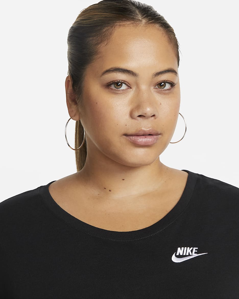 Nike Sportswear Club Essentials T-skjorte til dame (Plus Size) - Svart/Hvit