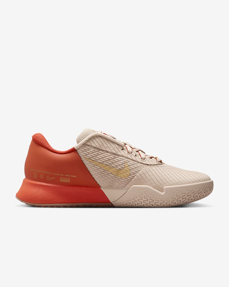 Calzado de tenis para cancha dura para mujer NikeCourt Air Zoom Vapor Pro 2 Premium - Duna/Marrón medio goma/Oro metalizado