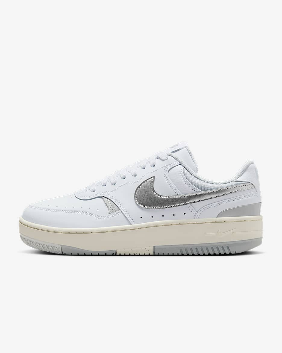Tenis para mujer Nike Gamma Force - Blanco/Gris humo claro/Polvo fotón/Plata metalizado