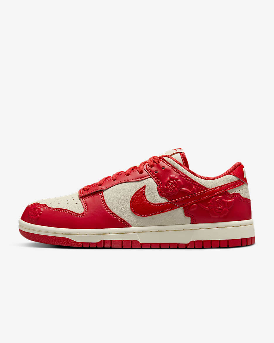Scarpa Nike Dunk Low – Donna - Coconut Milk/Pale Ivory/Nero/University Red