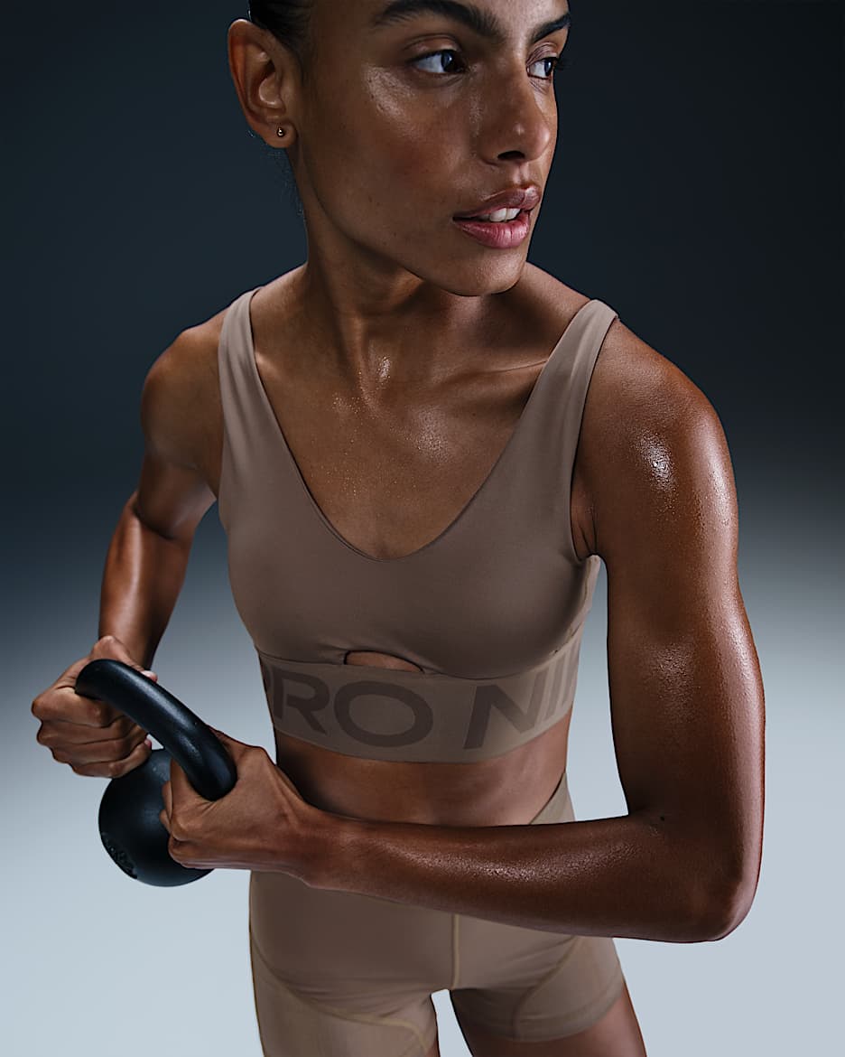 Brassière de sport rembourrée à maintien normal Nike Pro Indy Plunge pour femme - Mink Brown/Ironstone/Blanc