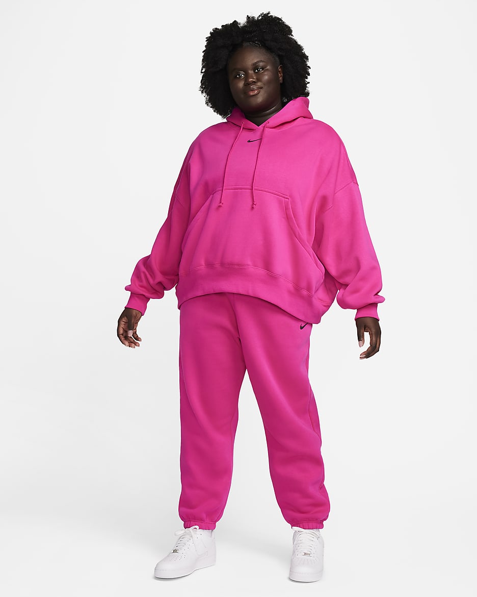 Overdimensionerede Nike Sportswear Phoenix Fleece-sweatpants med høj talje til kvinder (plus size) - Fireberry/sort