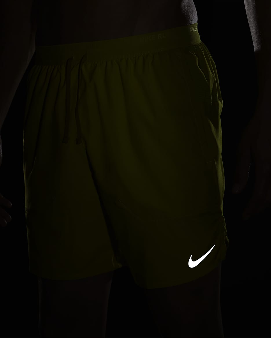 Shorts de correr Dri-FIT de 18 cm con forro de ropa interior para hombre Nike Stride - Cactus brillante/Musgo