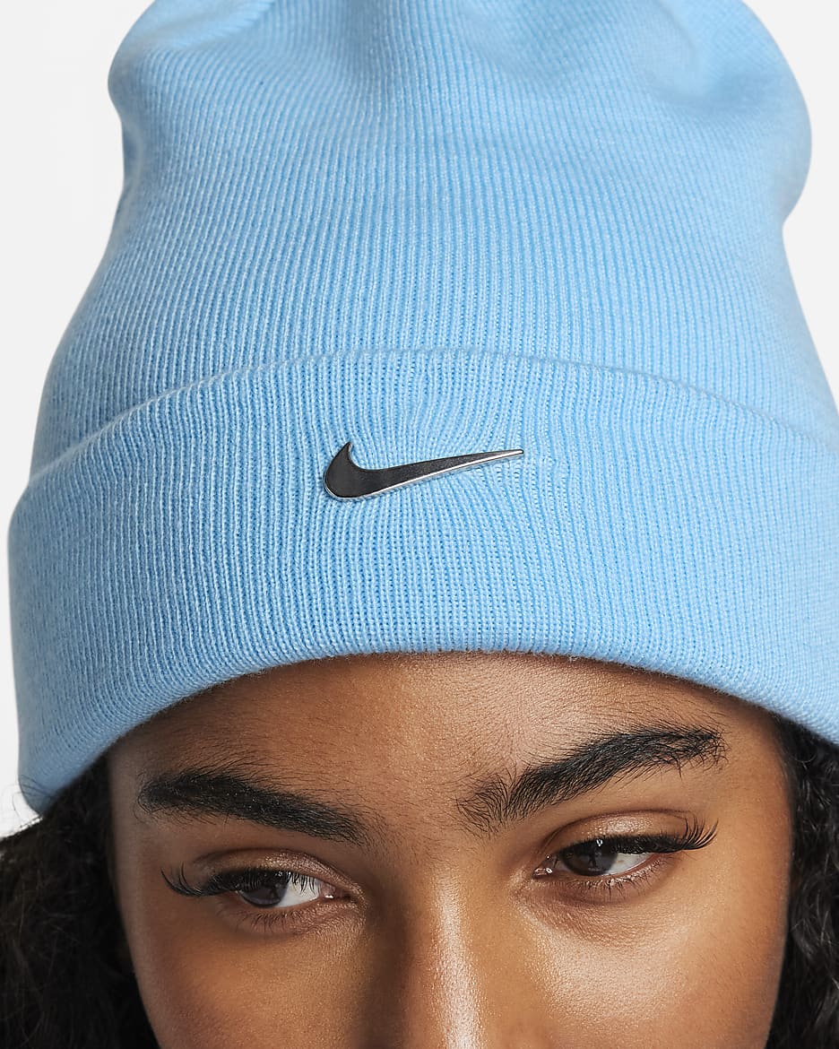 Nike Peak Standard Metallic-Beanie mit Swoosh und Bündchen - Aquarius Blue/Metallic Silver