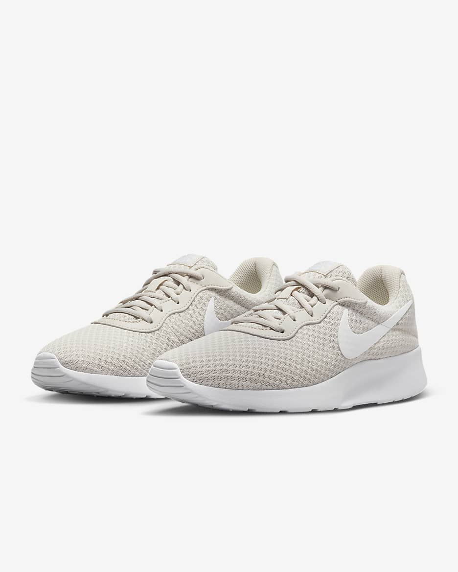 Tenis para mujer Nike Tanjun - Marrón verdoso claro/Voltio ligero/Negro/Blanco