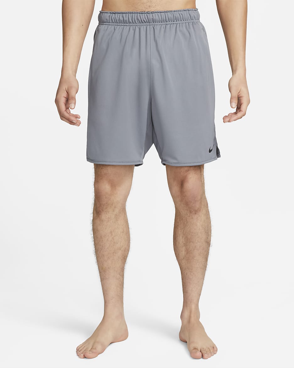 Shorts versátiles sin forro Dri-FIT de 18 cm para hombre Nike Totality - Gris humo/Negro/Gris humo/Negro