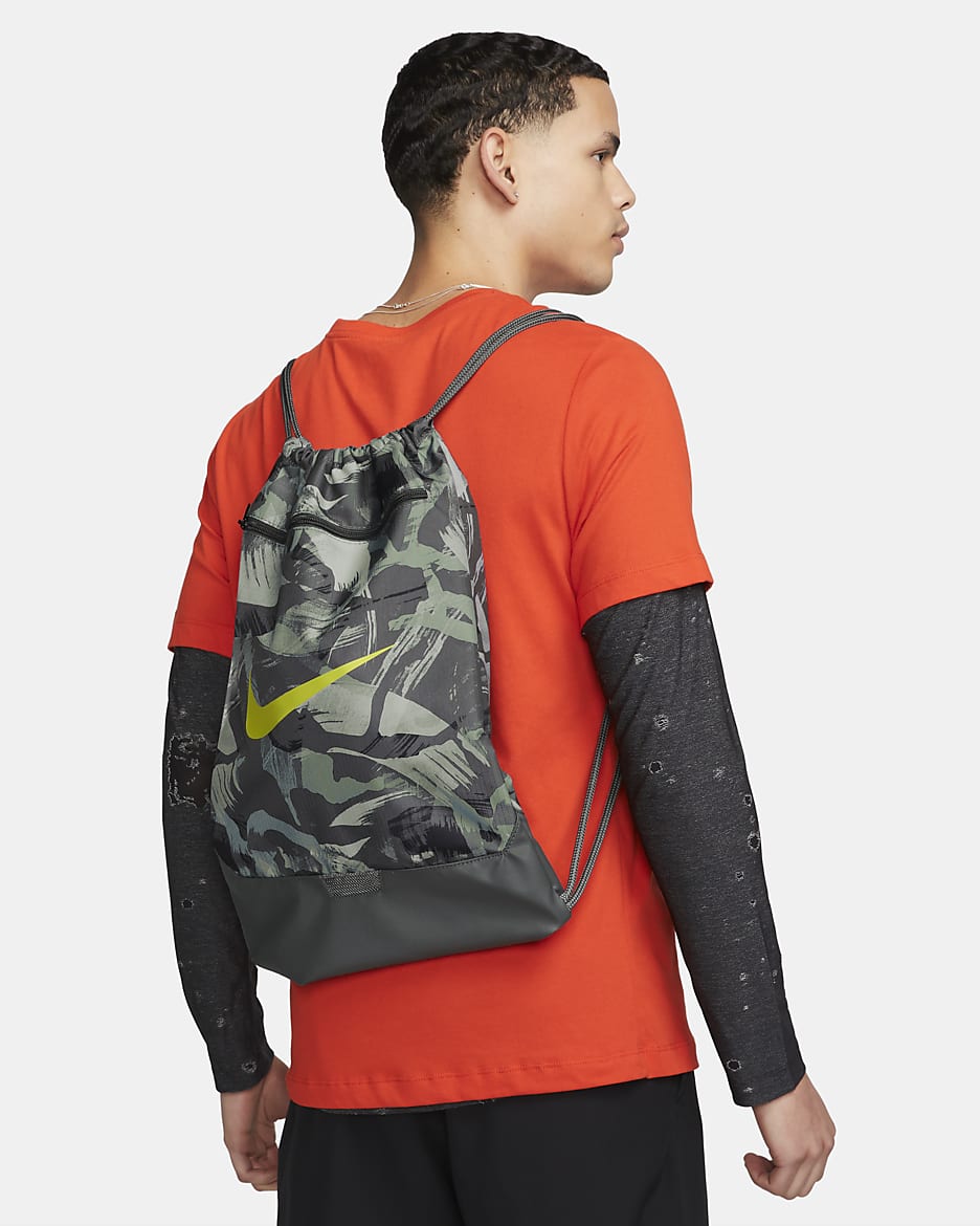 กระเป๋ามีเชือกผูกพิมพ์ลาย Nike Brasilia (18 ล.) - Iron Grey/Iron Grey/Bright Cactus