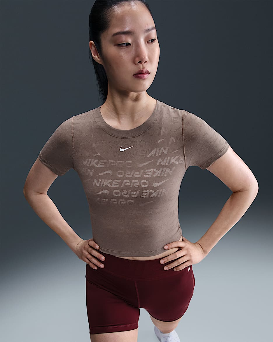 เสื้อเอวลอยแขนสั้นผ้าแจ็คการ์ดผู้หญิง Dri-FIT Nike Pro - Mink Brown/ขาว