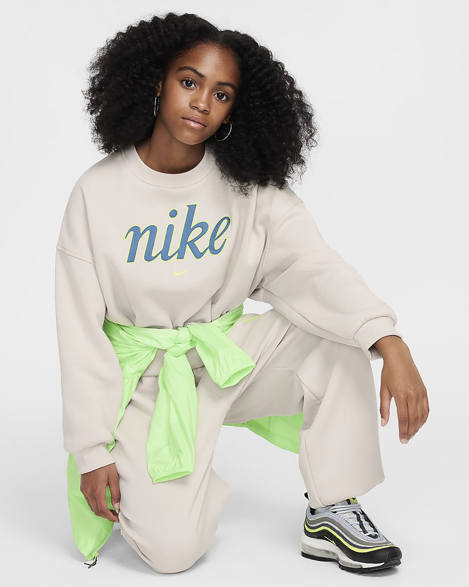 เสื้อวอร์มคอกลมเด็กหญิงทรงบ็อกซี่ Nike Sportswear Club Fleece - Light Bone/Volt