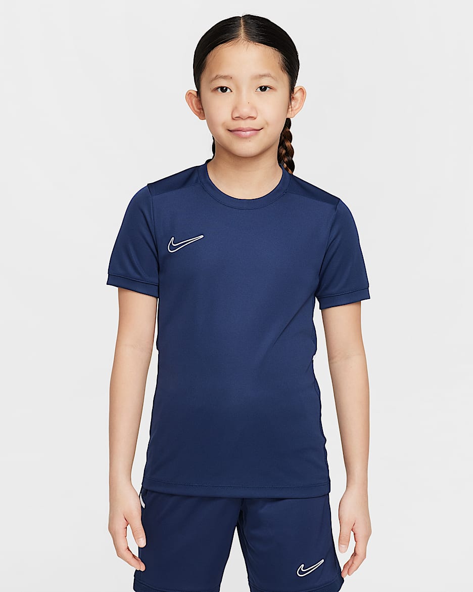 Playera de fútbol Dri-FIT para niños talla grande Nike Academy - Azul marino medianoche/Azul marino medianoche/Blanco/Blanco