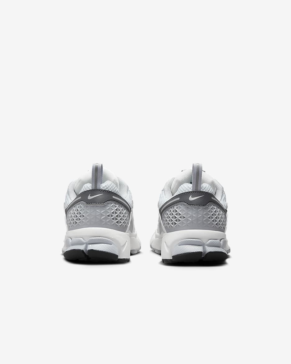 Tenis para niños grandes Nike Vomero 5 - Platino puro/Blanco cumbre/Gris oscuro/Plata metalizado