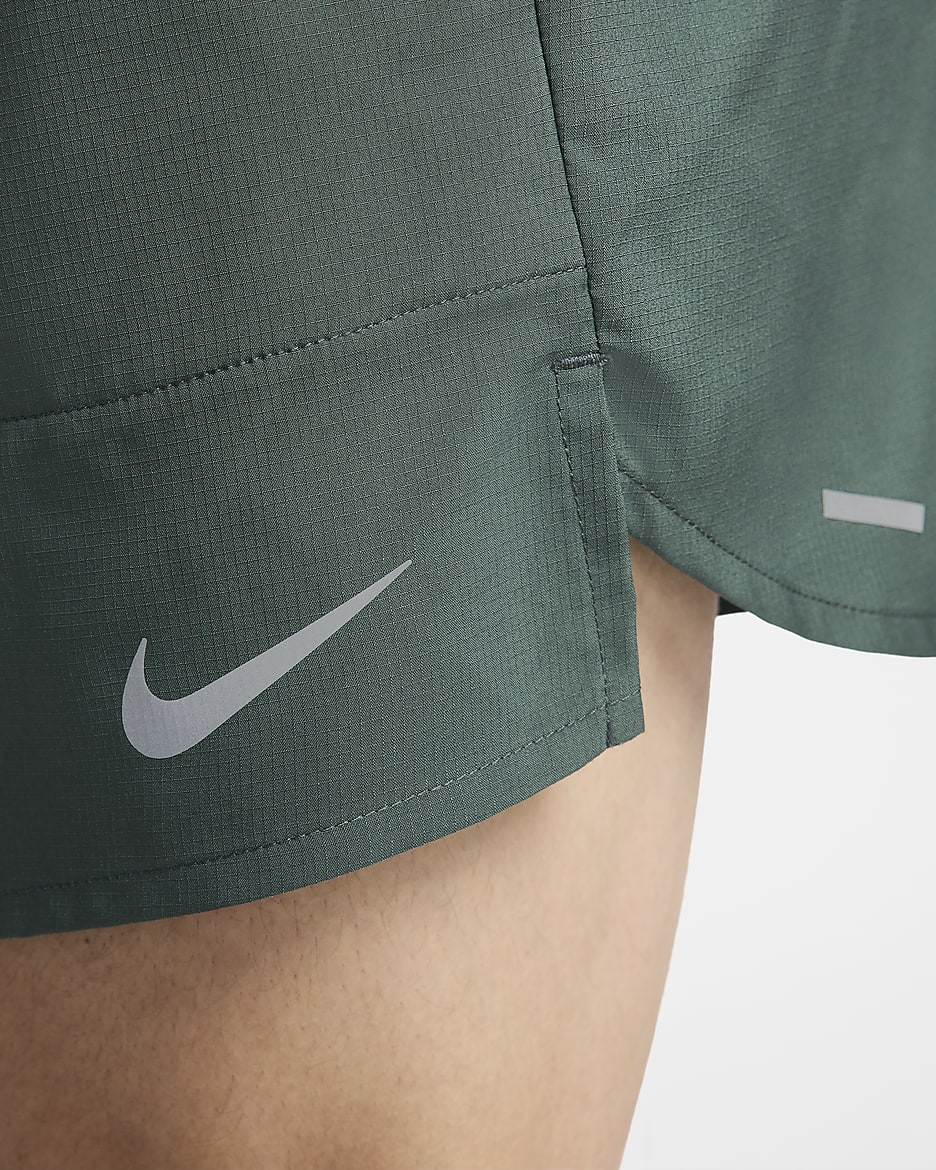 Shorts de correr Dri-FIT de 13 cm con forro de ropa interior para hombre Nike Stride - Verde vintage/Negro