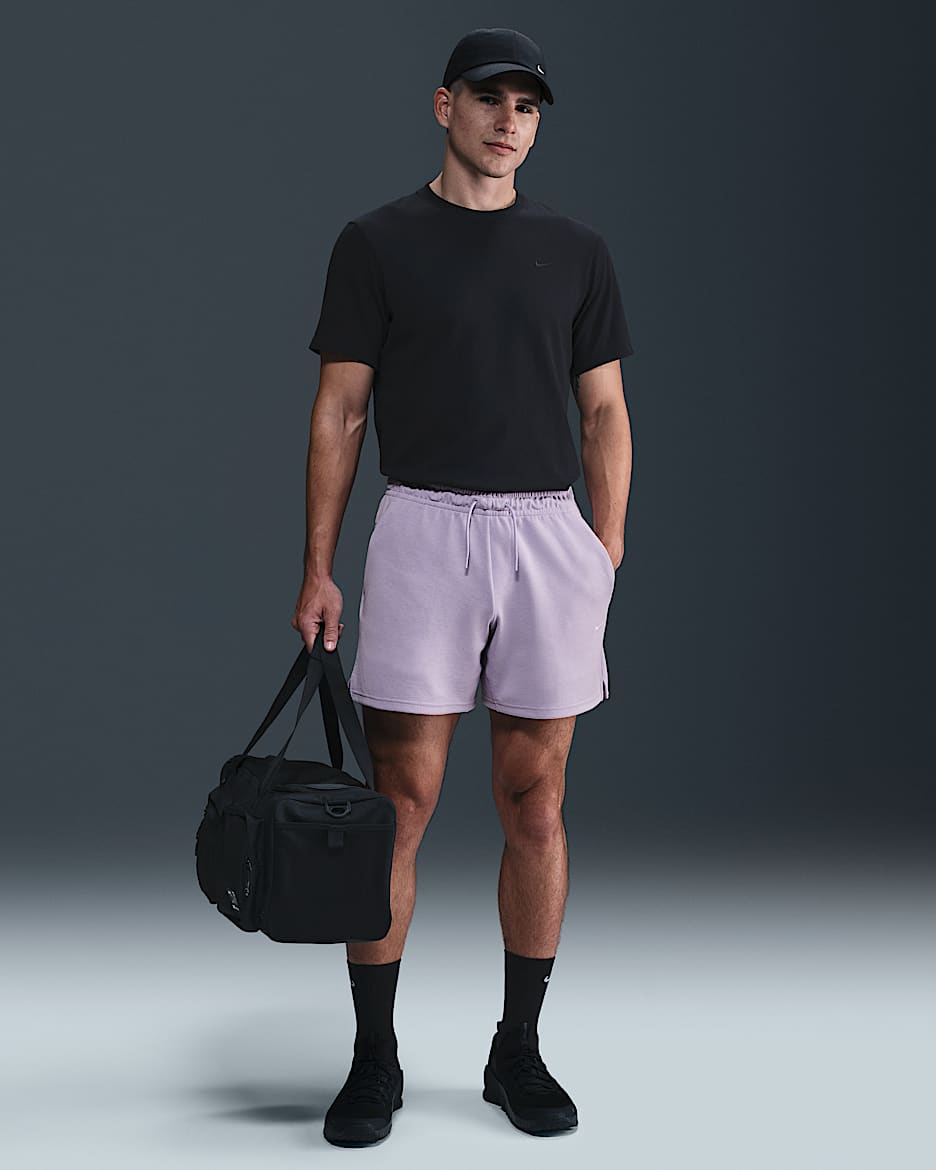 Shorts de alto rendimiento Dri-FIT de 18 cm sin forro con protección UV para hombre Nike Primary Fleece - Hortensias/Jaspeado/Hortensias