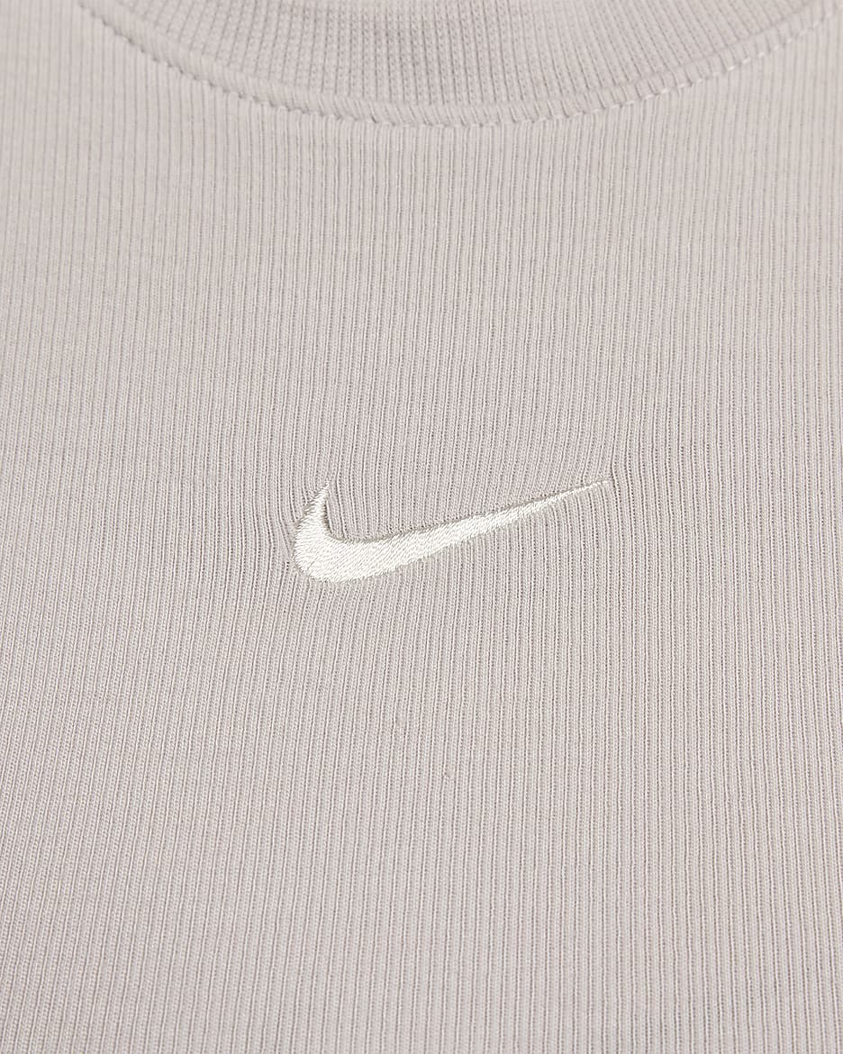 Damska przylegająca koszulka bez rękawów w drobny prążek o skróconym kroju Nike Sportswear Chill Knit - Platinum Violet/Sail