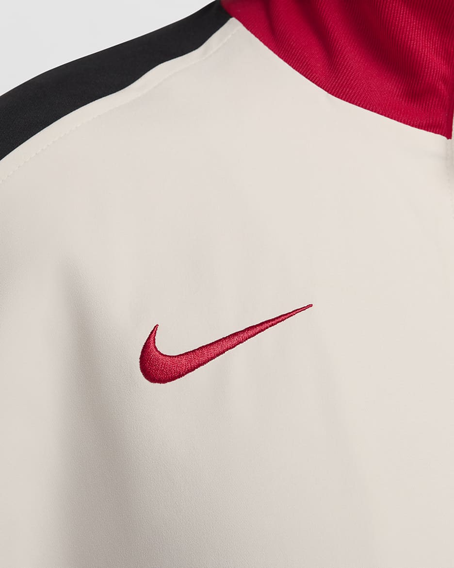 Liverpool FC Strike Chaqueta de fútbol Nike Dri-FIT - Mujer - Light Orewood Brown/Negro/Gym Red