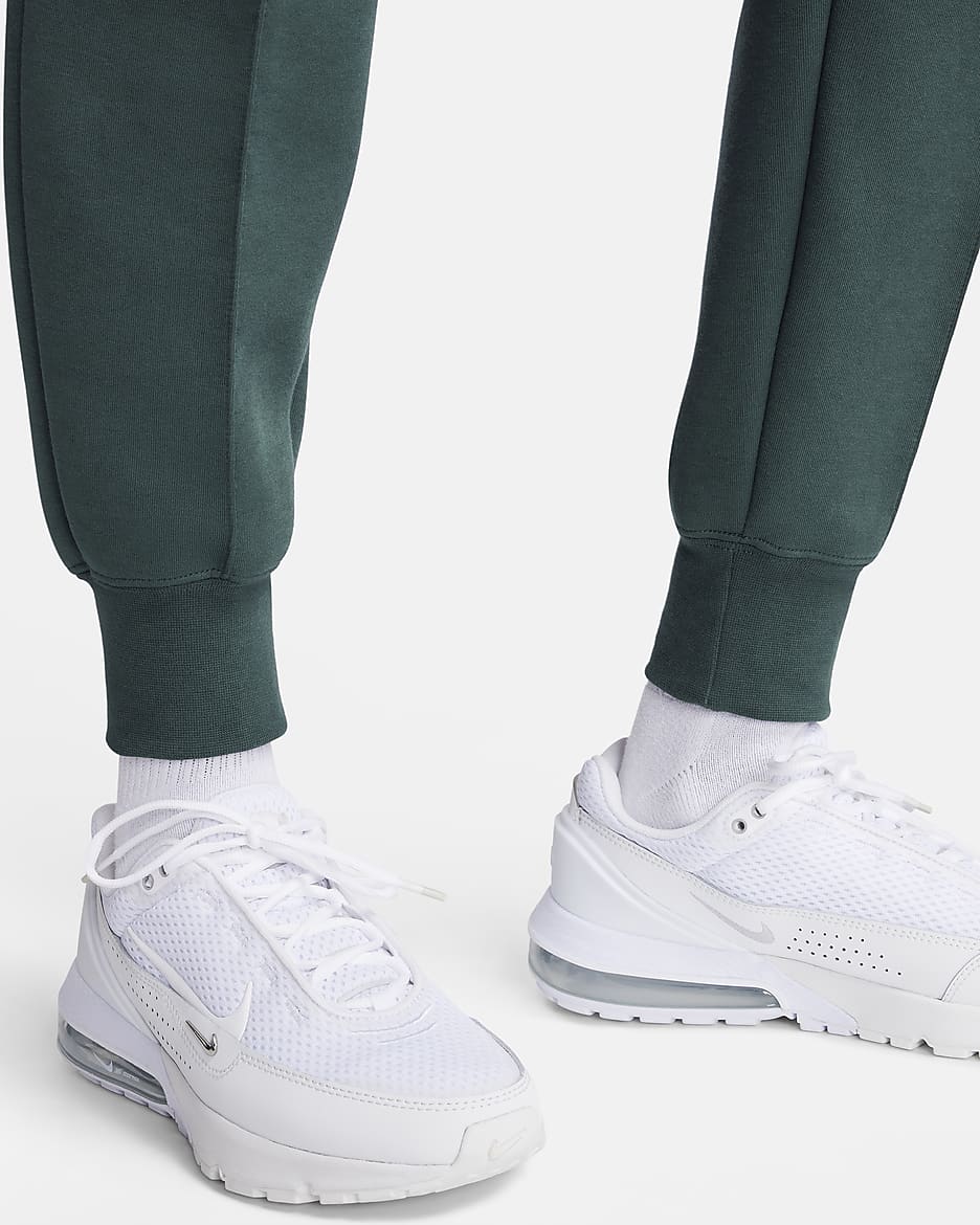 Nike Sportswear Tech Fleece joggebukse med mellomhøyt liv til dame - Deep Jungle/Svart