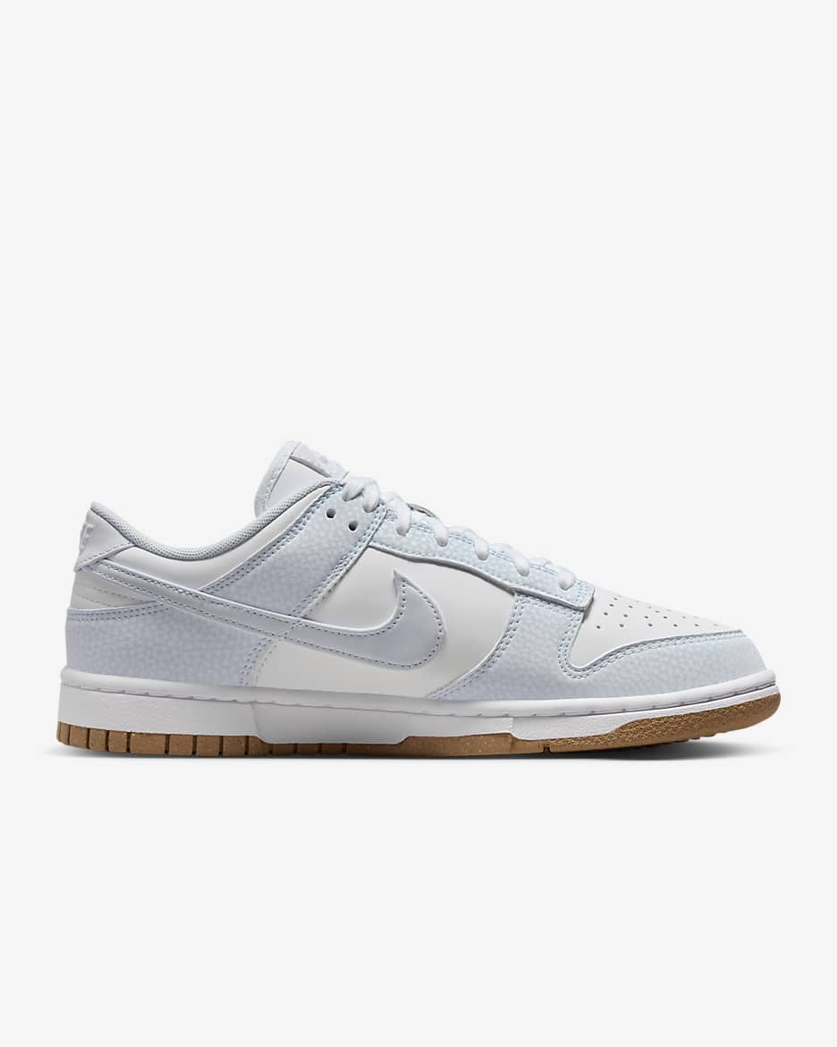 Tenis para mujer Nike Dunk Low Premium Next Nature - Blanco/Marrón claro goma/Gris fútbol