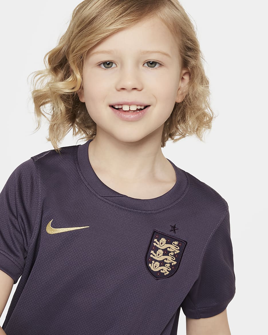 England 2024/25 Stadium Away dreiteiliges Nike Replika Fußballtrikot-Set (jüngere Kinder) - Dark Raisin/Sesame