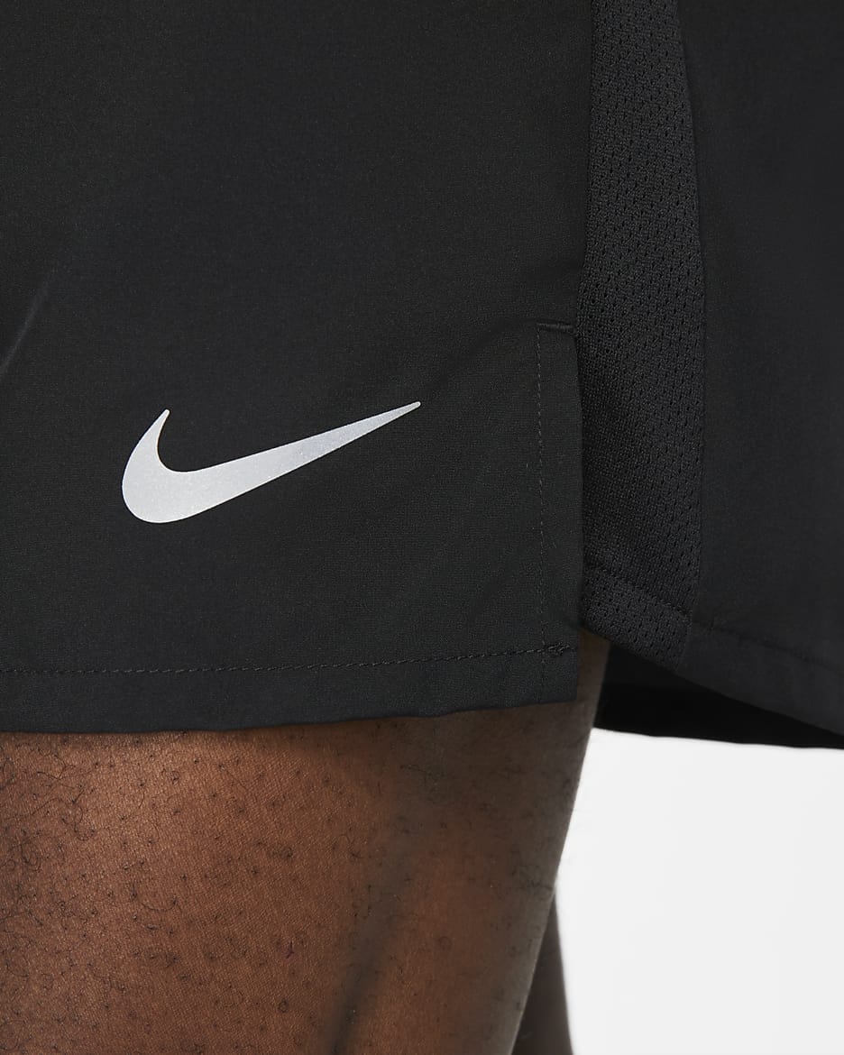 Nike Challenger Dri-FIT 13 cm-es, belső rövidnadrággal bélelt férfi futórövidnadrág - Fekete/Fekete/Fekete