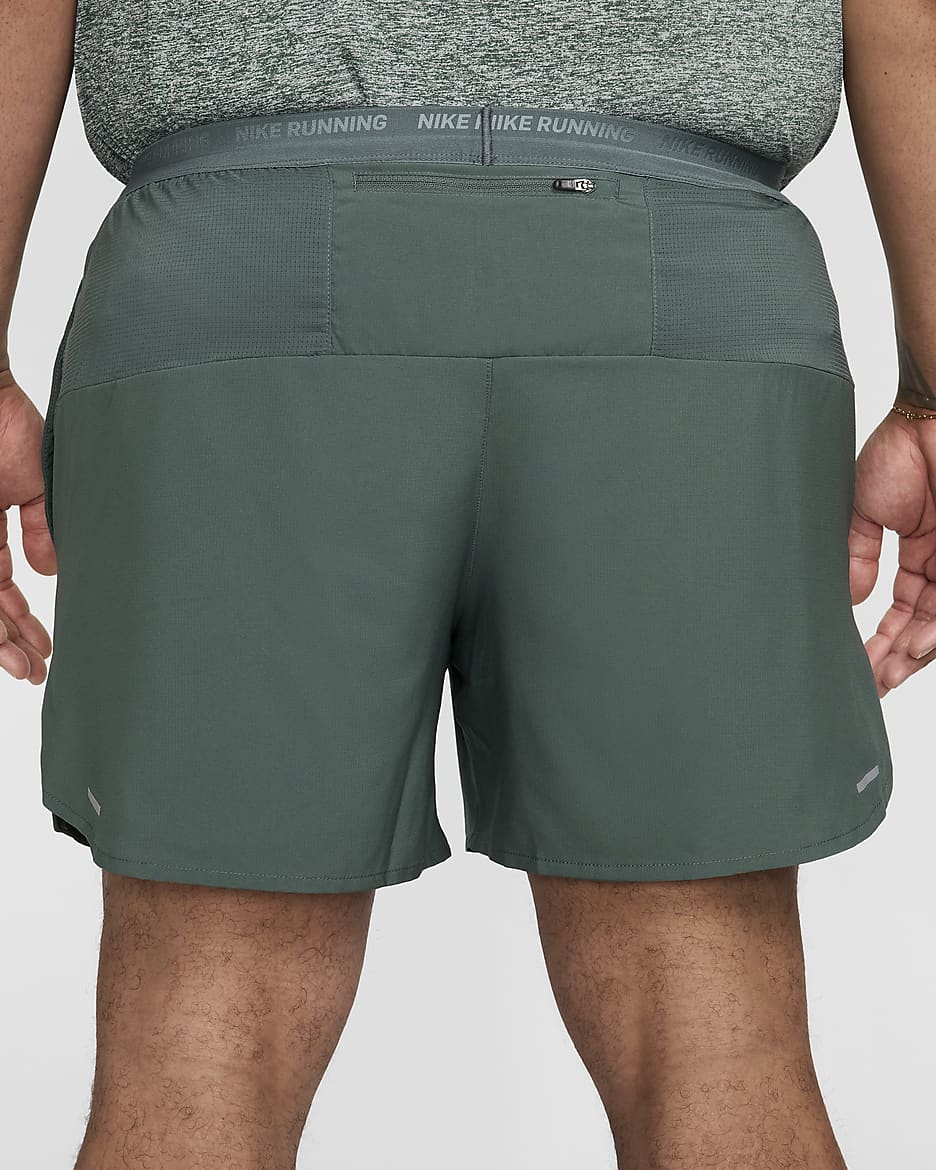 Shorts de correr Dri-FIT de 13 cm con forro de ropa interior para hombre Nike Stride - Verde vintage/Negro